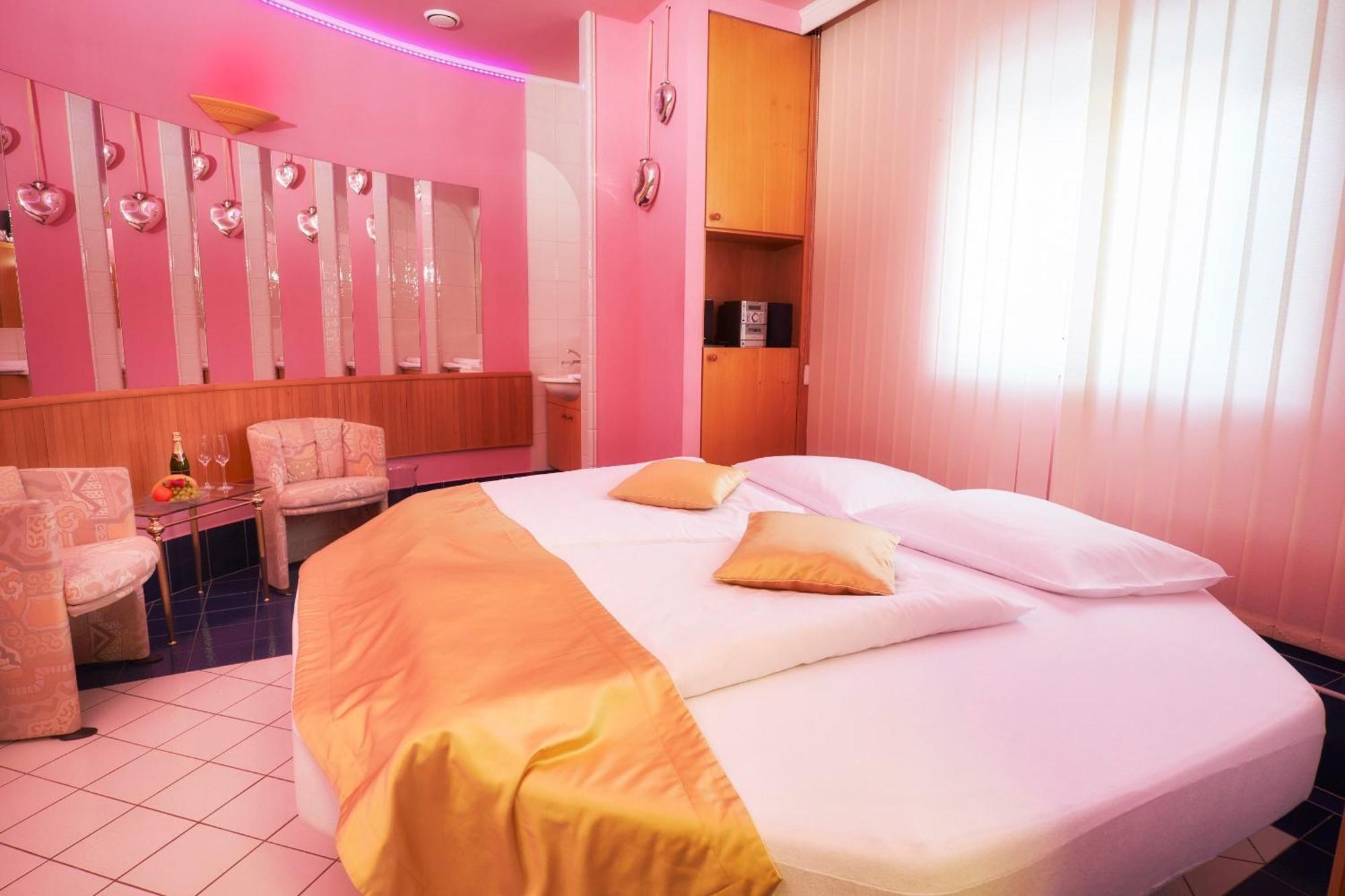 Hotel Eroplan Рожнов-под-Радгоштем Экстерьер фото